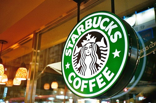 Cafes have sprung up all over China. Chinese people like to drink milk coffee and are disgusted with the soil.