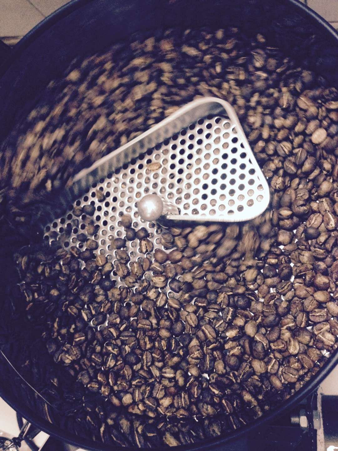 Utensils for roasting coffee beans and the roasting process of coffee beans