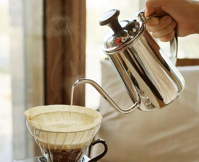 How is the steaming and pre-soaking of coffee before brewing?