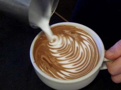 In order to make a good cup of coffee, you must beat the foam well.