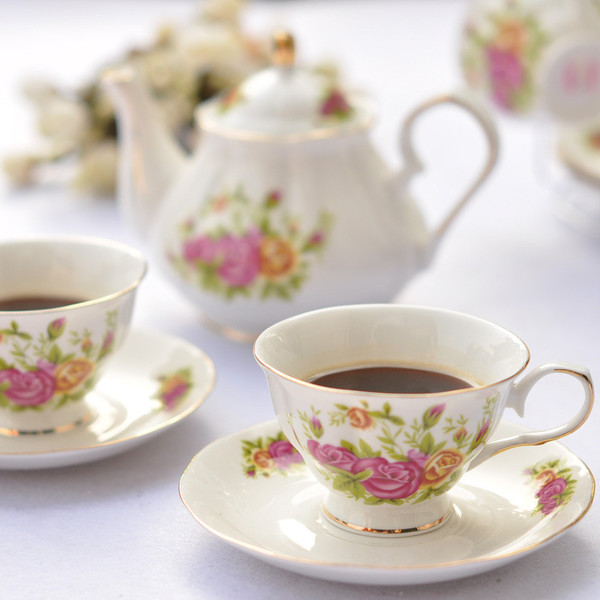 Coffee teaching class: explaining the main points of the theoretical knowledge of the golden cup rule of coffee.