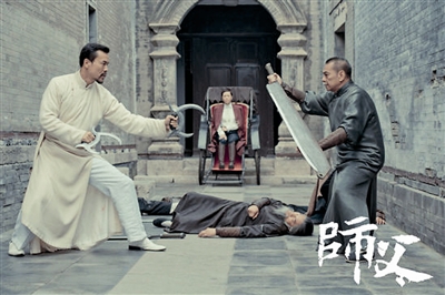 How do cafes that tell the same story and Wing Chun with weapons run cafes?