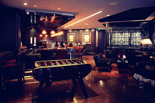 How stylish! The creative fashion design of the tall layout of the cafe in the luxury store