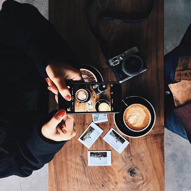 The charm of the combination of fashion and superb shooting technology of a cup of coffee in the mobile phone lens.