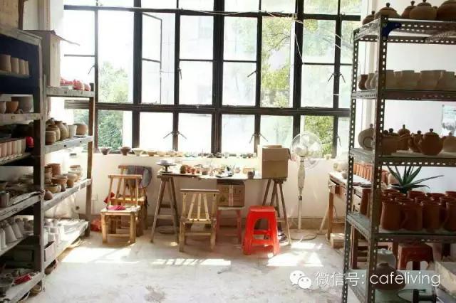A girl who doesn't make dishes, makes dishes for coffee, loves the charm of art and crafts