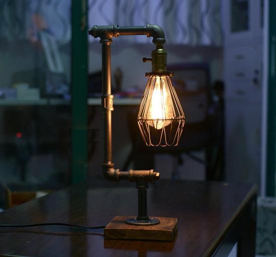 The retro punk water pipe lamp really wants to install a row of architectural furnishings of antique cafes in the coffee shop.