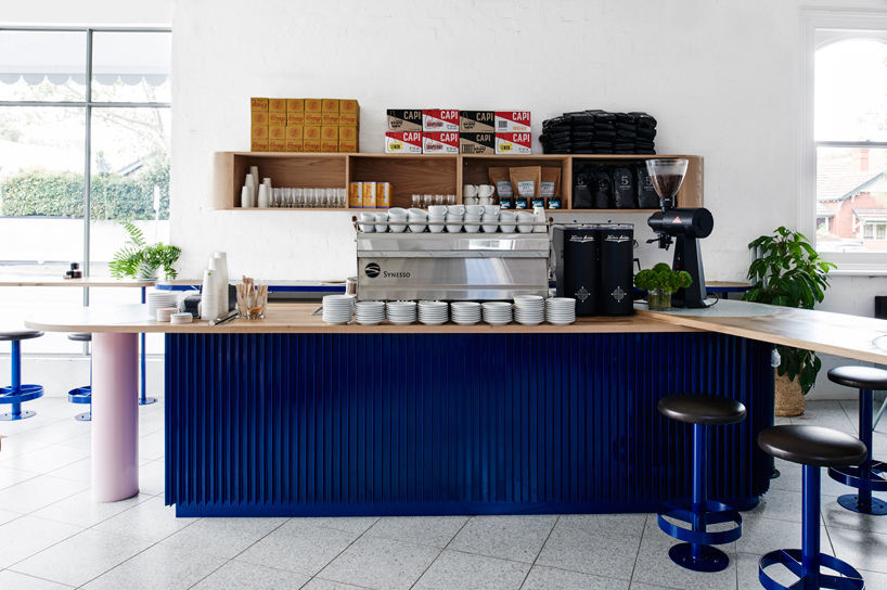 This Australian cafe is also pleasing to the eye in the triangular space, featuring cafes.