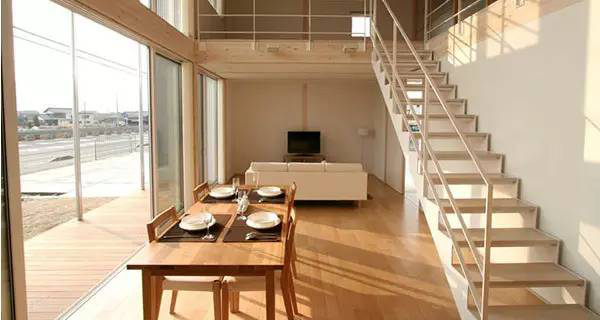I really want to sit at the floor-to-ceiling window and drink coffee and feel the private space brought by coffee.