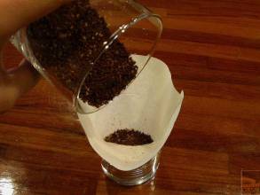 The thickness of coffee bean grinding Italian coffee pot requires the thickness of grinding powder and the use of Italian pot