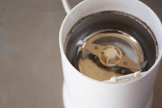 Maintenance of coffee bean grinder electric bean mill and manual bean grinder