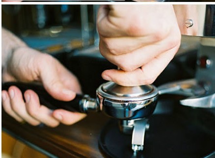 Espresso production: factors that should be paid attention to Coffee Powder pressing skills and strength Powder Compressor