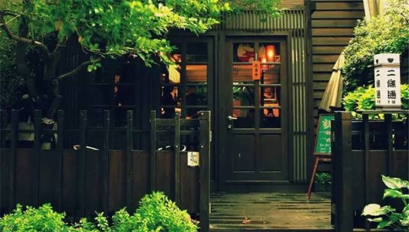 Feel at ease and comfortable in the small world, recommended by Taiwanese style cafes and warm petty bourgeois cafes.