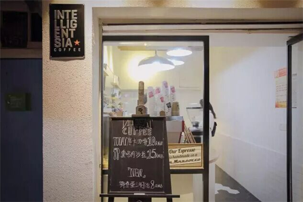 NO SEAT COFFEE: a cup of coffee in Wuhan the coffee industry in Wuhan is very popular.