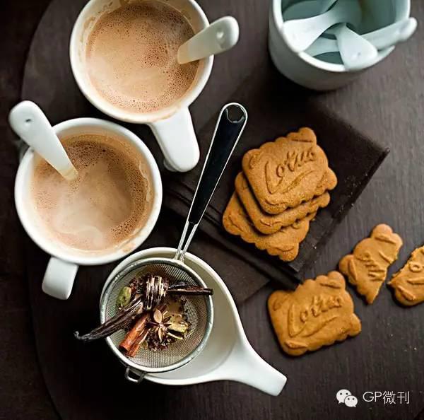 Make a cup of fresh coffee with a simple way to make a good cup of coffee with professional coffee skills at home.