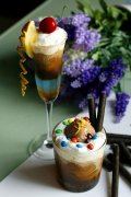 The layered coffee is evenly mixed and tastes more delicious.