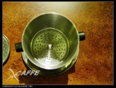 One of the sharp tools of freshly ground coffee, which is as convenient as instant dissolving, is a Vietnam-style dripping pot.