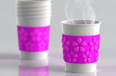 Expandable coffee cup sleeve