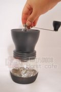 How to use the manual bean grinder correctly