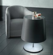 Coffee table shaped like a desk lamp