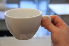 Basic knowledge of boutique coffee the correct posture of holding a coffee cup