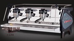 The hot water in the coffee machine boiler cannot be drunk, which is harmful to health.