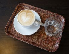 The method of making milk foam of cappuccino coffee