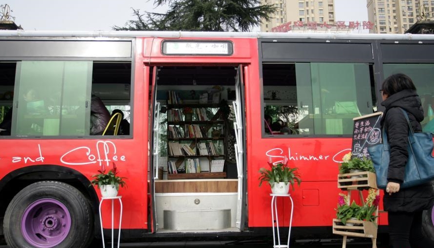 The bus cafes on the streets of Hubei are eye-catching