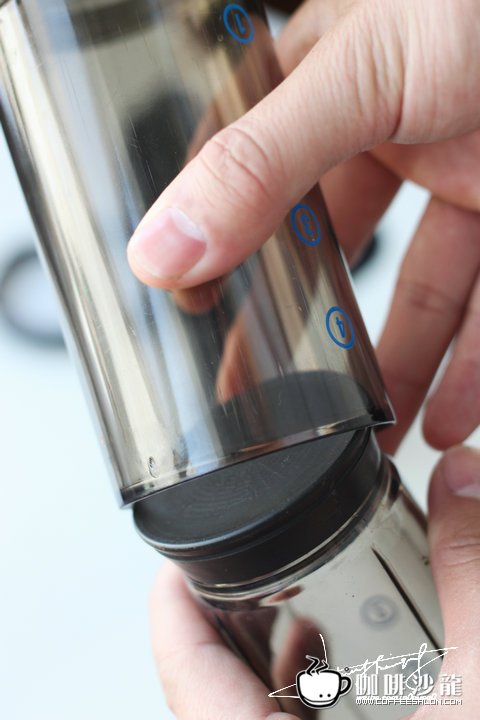 A simple and convenient instrument for brewing coffee the Philharmonic presses to make coffee (2)