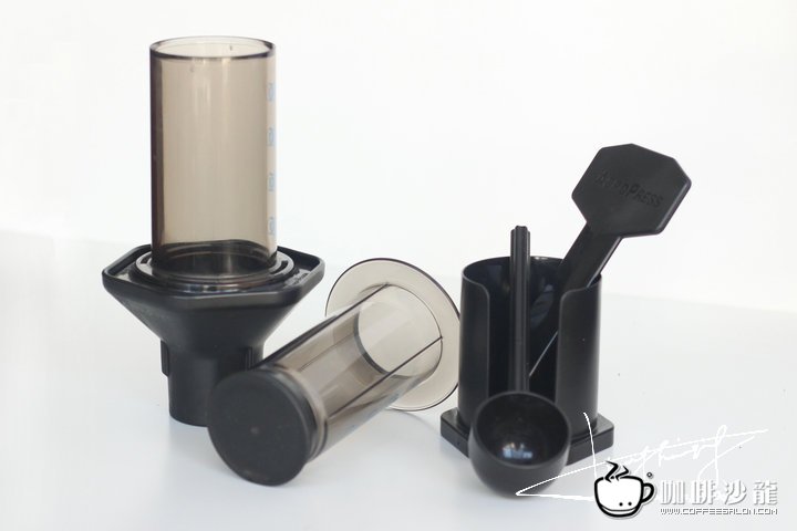 A simple and convenient instrument for brewing coffee the Philharmonic presses to make coffee (1)