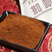 Coffee can also be used to remove the smell of the refrigerator.