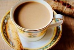 What are the characteristics of white coffee and its development history