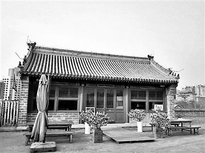 The construction of a cafe at the site of the Ming city wall raises questions and responds: houses are not cultural relics.