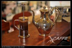 The technique of making Coffee the method of making Rosa Coffee by pressing the Pot