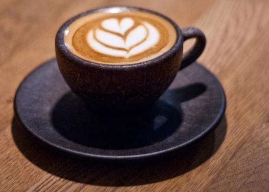 Recycling of coffee grounds using Kaffeeform to regenerate coffee cups and plates