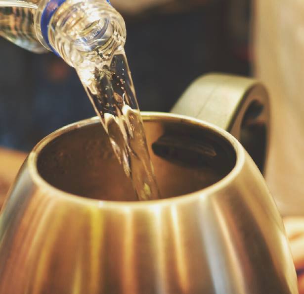 What kind of water should be used to extract coffee?