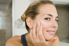 Drink the same amount of water to keep your skin moist after drinking coffee