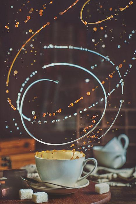 Coffee milk waltz high-speed photography captures the moment of spatter