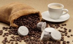 What are the characteristics of a coffee machine with a capsule?