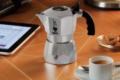 The steps of extracting Italian espresso from mocha pot