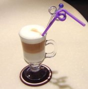 Make rainbow iced coffee that is pleasing to the eye