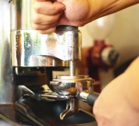 How to use the coffee machine to brew coffee