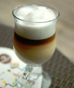 Lattes can generally be divided into three kinds of lattes, Ole coffee and caramel lattes.