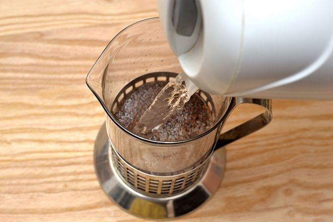 How to use a pressure pot to make coffee without drinking coffee grounds?