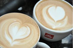 Illustration of coffee heart-shaped flower drawing method Italian flower drawing technique