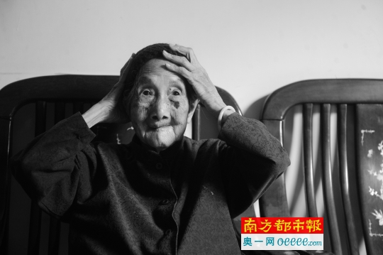 Hu Huiming, a 112-year-old fashion lady, has a cup of coffee every day.