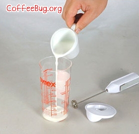 将全脂鲜奶倒入电动发泡器。（鲜奶须保持3℃～6℃完成，否则无法型成奶泡）
