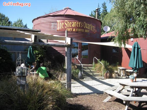 新西兰 The Shearer's Quarters——缘分天空
地址：Seadown Road,Timaru, New Zealand.
The Shearer's Quarters位于新西兰南岛海岸边的一个工业式小镇Timaru。在一条安静的小路上，矗立了一座用铁板盖建的农村式庄园小屋。这个带点美国西部牛仔电影装潢的农庄式咖啡屋，安逸得像自己的家。露台咖啡桌上放着有趣的绵羊卡通动物棋，供客人下棋。微黄带亮的室内空间里，分别是售卖小精品的小店区、咖啡茶座与餐厅三部分，看起来与众不同。咖啡馆背后的小农庄里，有小羊、小马、鸡、鸭……简直就是一个爱护动物之家。看似完整的一套休闲、舒适、售卖与学习(每星期有不同的课程提供)概念，从来就没有刻意安排。
