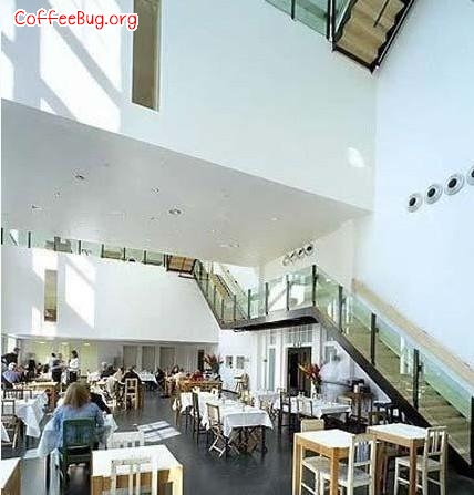 阿姆斯特丹 Snel——困在监狱喝咖啡
地址：Oostelijke Handelskade 34,1019 BN Amsterdam
Snel伫立在阿姆斯特丹新拓的文化社区Eastern Docklands的Lloyd酒店内，远眺临海的人工岛住宅区与长岛一带。1918年，荷兰成为欧洲贫穷者移民到美国打工的外劳输出中心。第二次世界大战时被德国人占领，建筑变为监狱。
荷兰市政府在战争后收回该建筑，虽背着不风光的历史，但市政府计划在此开拓一个新的文化社区。最后于1999年，市政府将建筑划分两部分，恢复原状变成今天的酒店与一楼咖啡馆Snel占一幢建筑，咖啡厅四方贯通建筑各部分，可通往另一幢大使馆文化处。两个不同形态的社区和谐共存，尽显荷兰人精打细算与自由开放。
Snel内并不清静，客人可以自助形式探索监狱四周。1940年设立的监狱及拘留所，楼梯回廊布局透出慑人气氛，不禁叫人屏息。沿透明楼梯拾级而下回到一楼，建筑透视出简洁明净与超时代感，原居中庭的钟楼顶部被拆掉，化为采集天井自然光位置。半透明的楼梯让人在时代中穿梭。