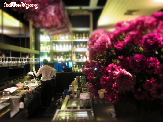 曼谷 To Die For——快乐无边
地址：H1 Place 998,Sukhumvit 55,Thong lo,Bangkok
To Die For又是一家由时装品牌衍生的咖啡厅。它的主要创作人MR. BHANU INKAWAT，曾是曼谷市内国际4A广告公司的创作总监。因此这个咖啡茶座，别具一种异地风味，1997年BHANU INKAWAT与数位志同道合人士以玩票形式创建Greyhound时装品牌，谁知道反映良好，销售高速倍增。To Die For是Greyhound时装品牌站稳脚后又一挑战，设于曼谷休闲区Thong Lo内。
这里的咖啡味道不能算是很美味的那一种，但别具创意的Food Concept，加上十分家庭式的茶座感觉，令人自在逍遥。工作忙了，就需要给心一个休假。走累了，也需要一个地方歇脚。这家小咖啡餐馆的菜品很全面，包罗万象，具时尚感觉之余，又有现代人所谓的Contemporary的口味。当然，更重要的一点是价格便宜却又服务高级。闻名的甜食，配上了咖啡，就是一种无拘无束、快乐自由的感觉。