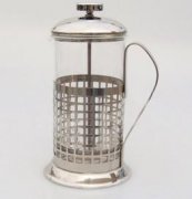 The process of making coffee in French filter pressure pot